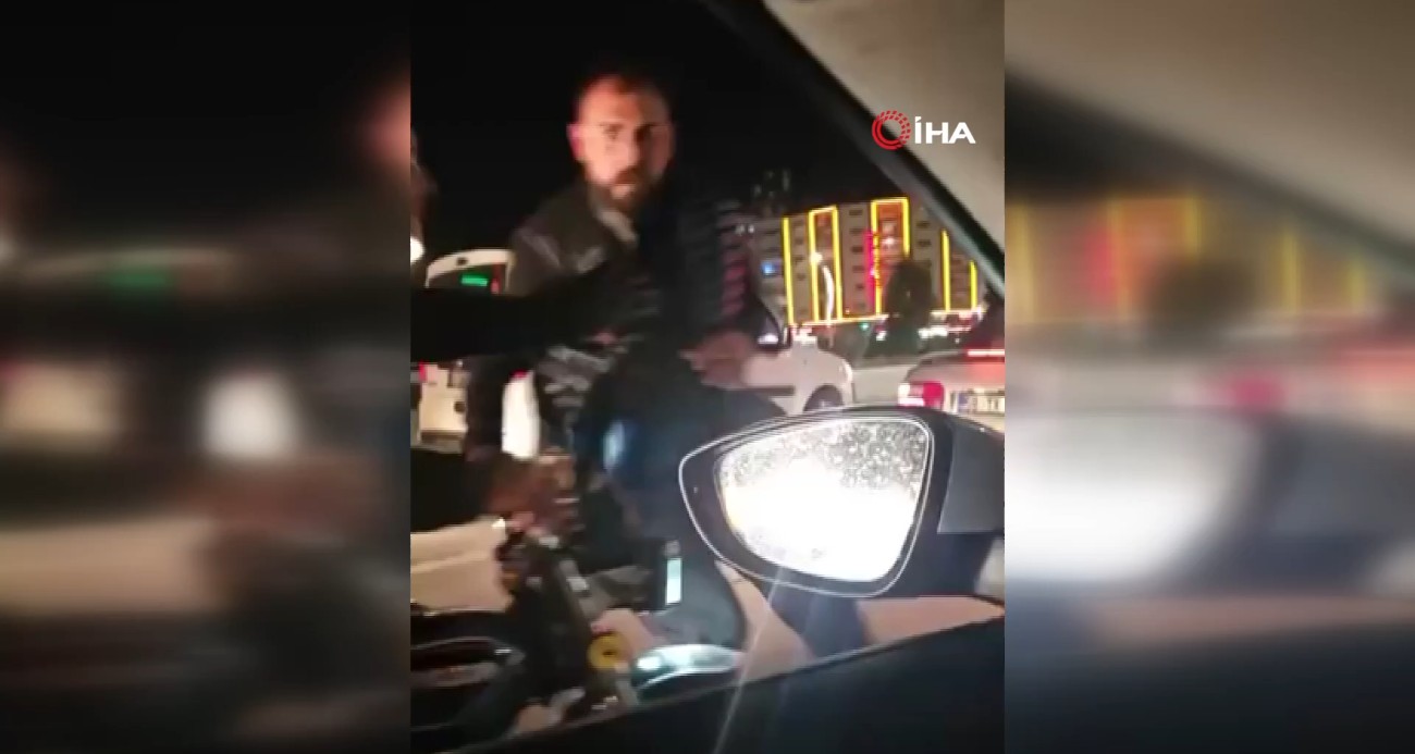 Afyonkarahisar’da yol verme kavgası kamerada: Aracından inip tehditler savurdu