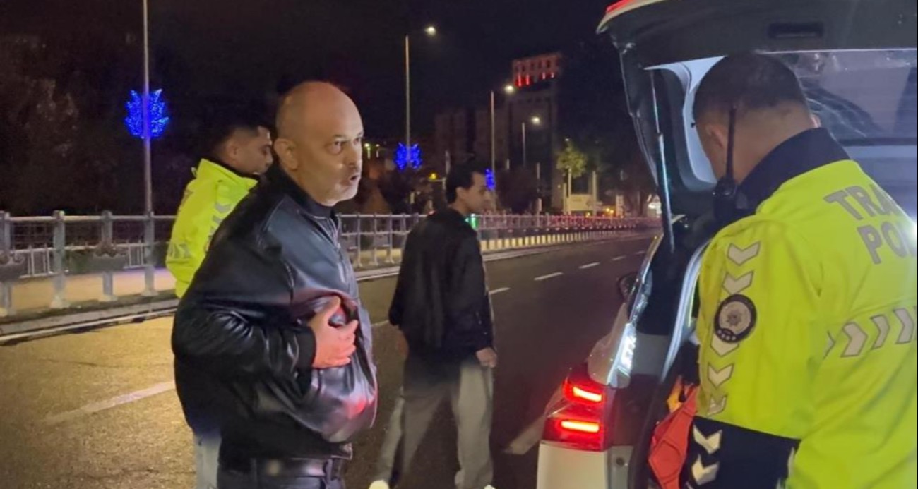 Alkollü sürücü ‘burada çevirme olmaz’ dedi, yoldan geçen araçları durdurmaya çalıştı