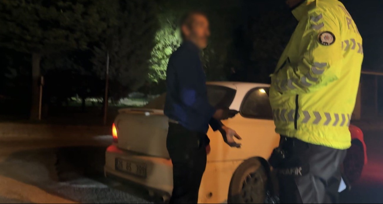 Alkollü yakalanan sürücünün arkadaşı: “Bu şoför salak, ben size yakalanmam”