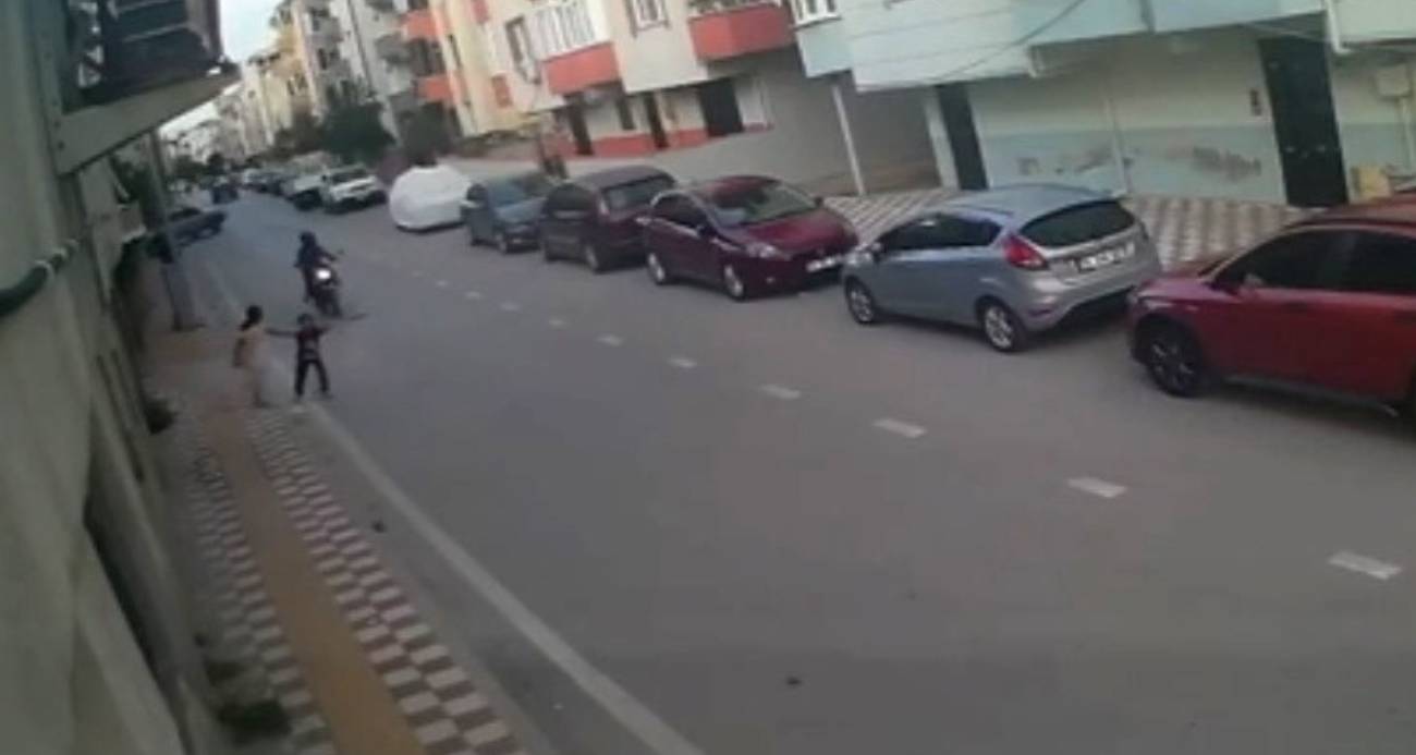 Aniden yola çıkan çocuğa motosiklet çarptı: Kaza anı kamerada