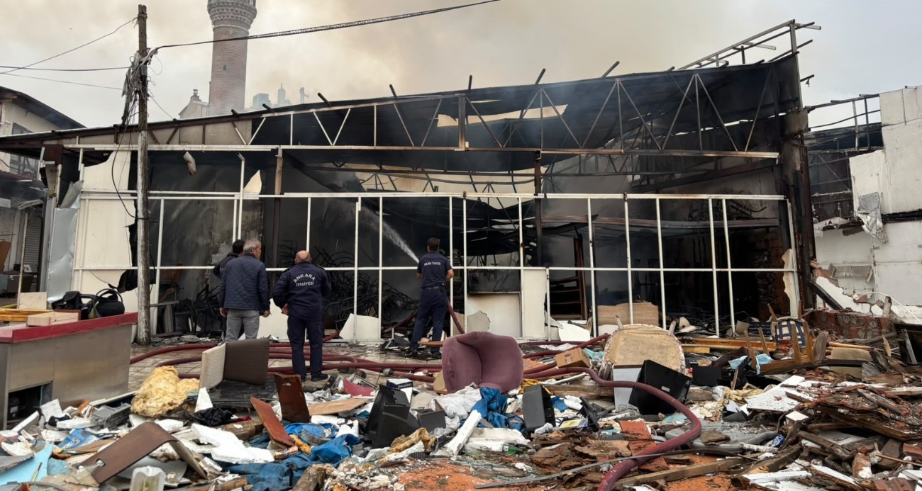 Ankara’da 2 mobilya dükkanı yangın nedeniyle kullanılamaz hale geldi