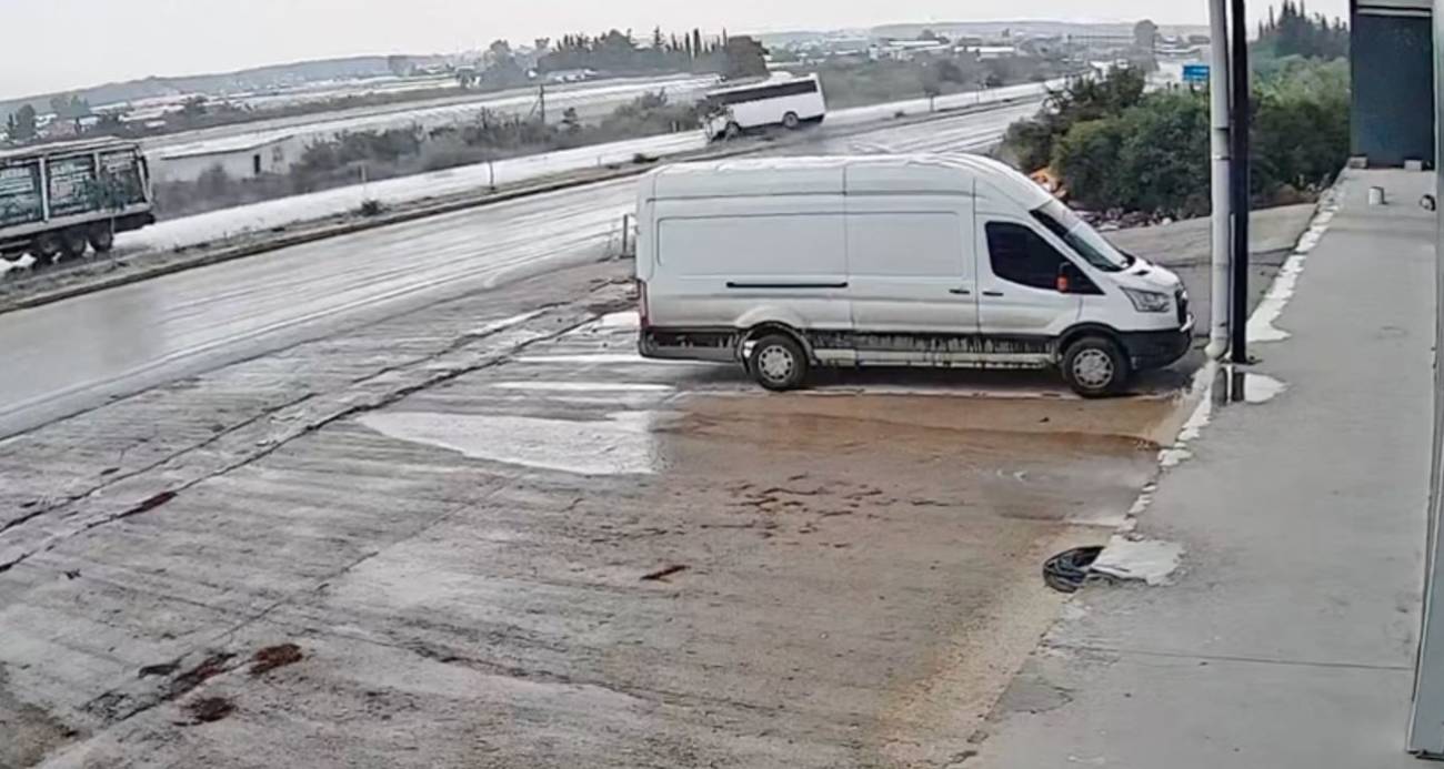 Antalya’da 17 kişinin yaralandığı midibüs kazası güvenlik kamerasında