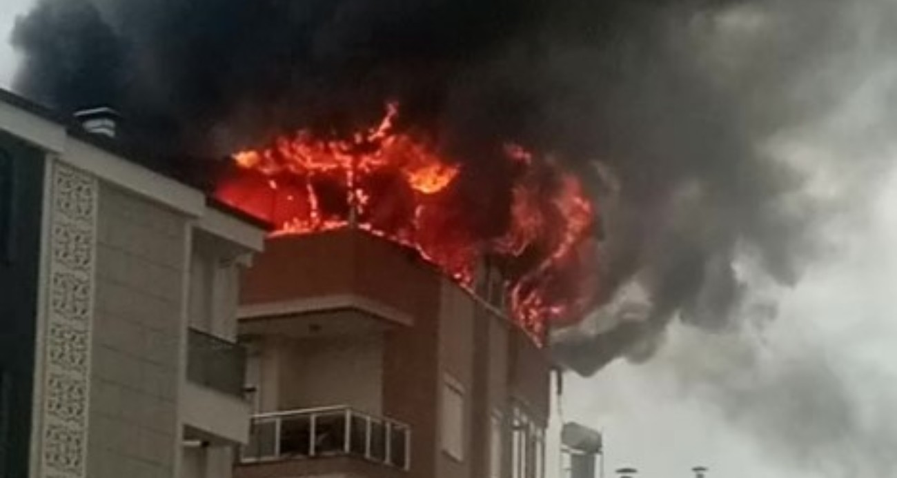Antalya’da 5 katlı apartmanın çatısında yangın paniği