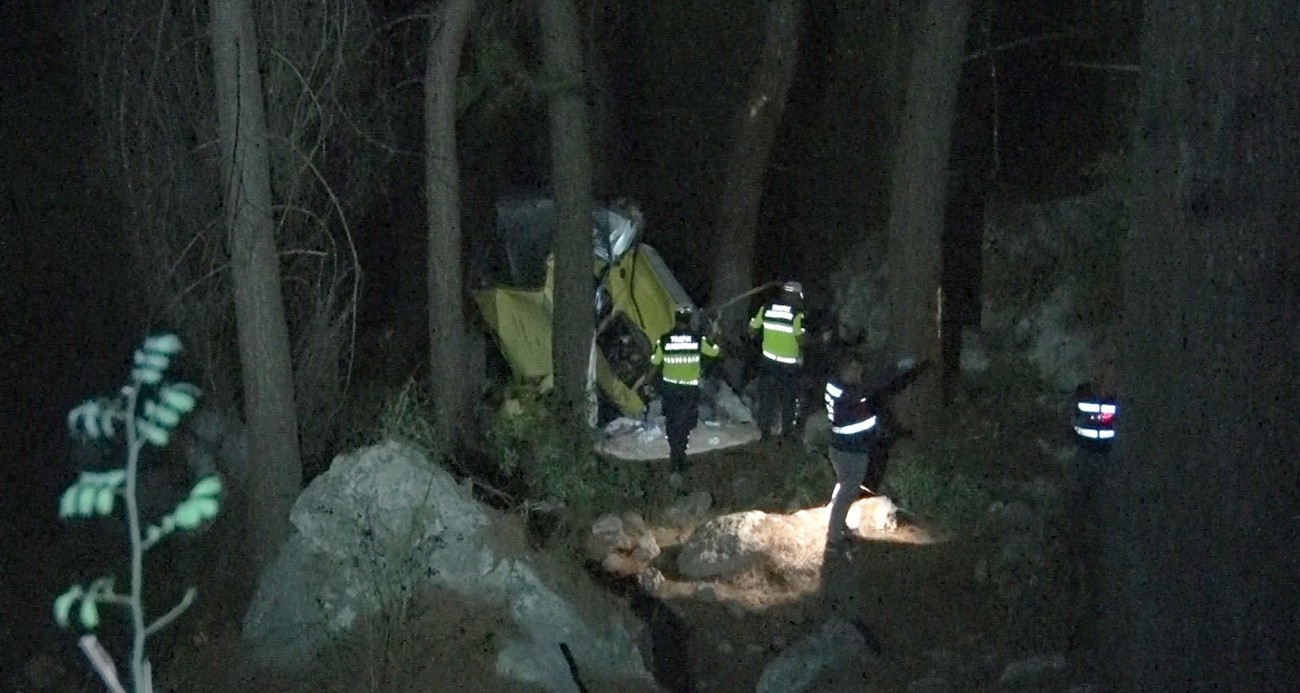 Antalya’da araç 50 metrelik uçuruma yuvarlandı: 2 ölü, 4 yaralı