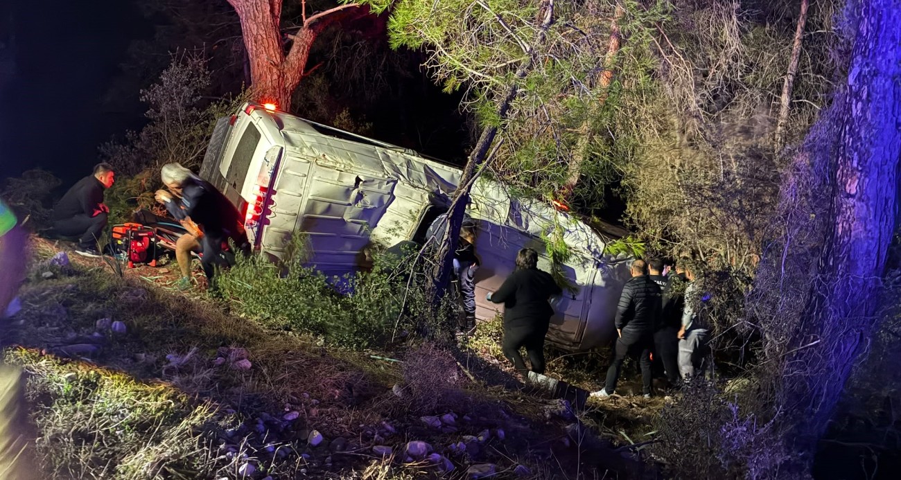 Antalya’da dağcıları taşıyan minibüs şarampole devrildi: 15 yaralı