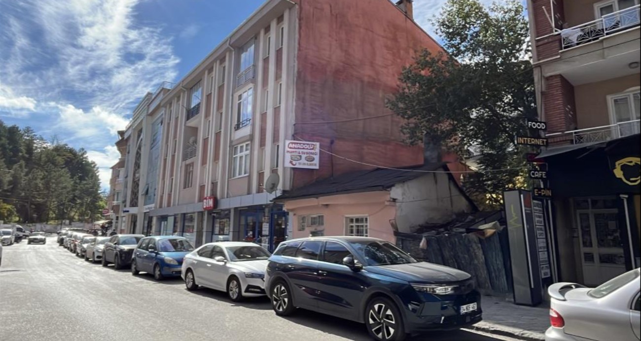 Apartmanların arasında kalan evini satmıyor, yarım asırlık hatıralarla yaşıyor