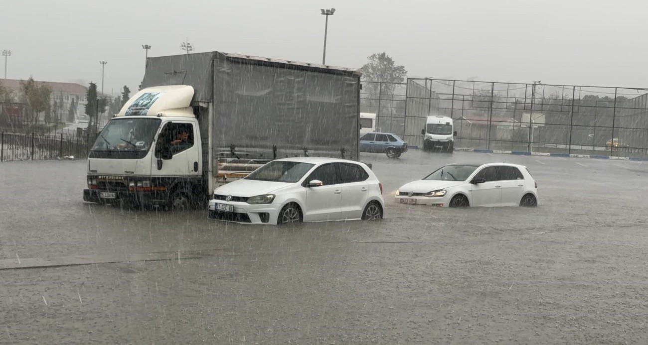 Arnavutköy’de dere taştı, yollar su altında kaldı
