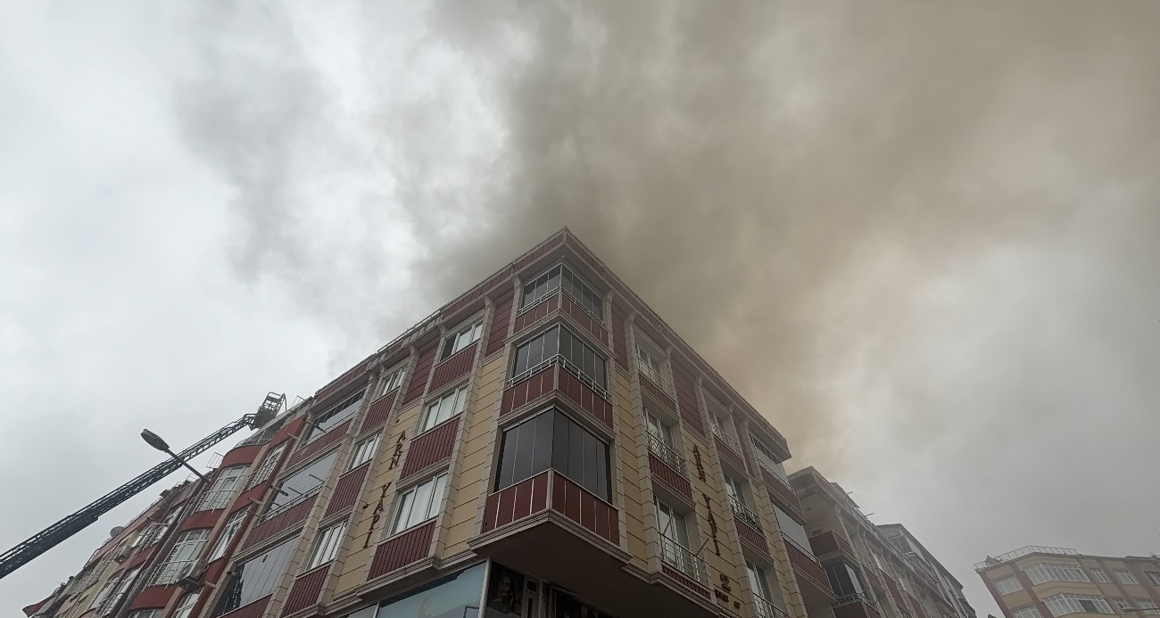 Arnavutköy’de korkutan yangın: Alevler yan binaya sıçradı, 4 kişi dumandan etkilendi