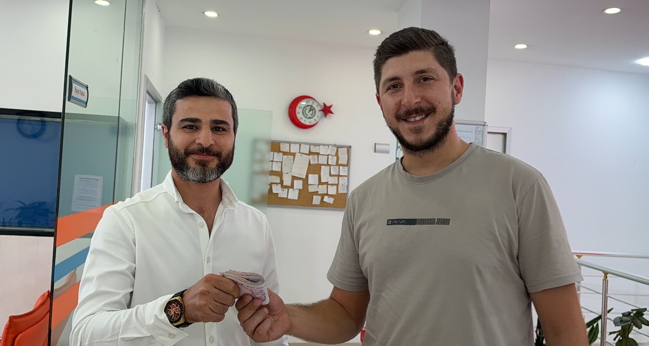 Arnavutköy’de örnek taksici IBAN’ına fazla para gönderen müşterisini bulmak için seferber oldu: 9 bin 900 lirayı iade etti