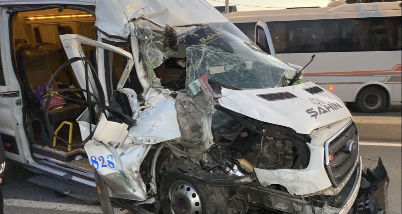 Arnavutköy’de servis minibüsü hafriyat kamyonuna çarptı: 9 yaralı