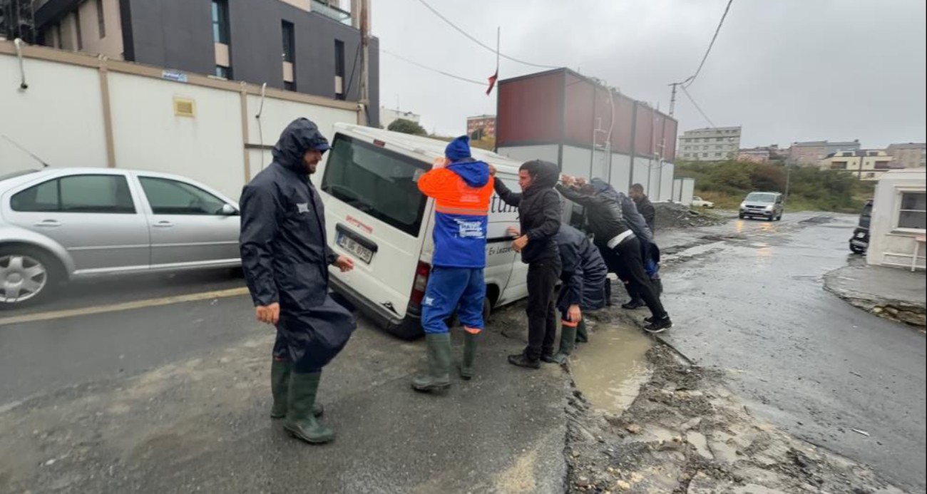 Arnavutköy’de yağış sonrası yol çöktü, hafif ticari araç çukura saplandı
