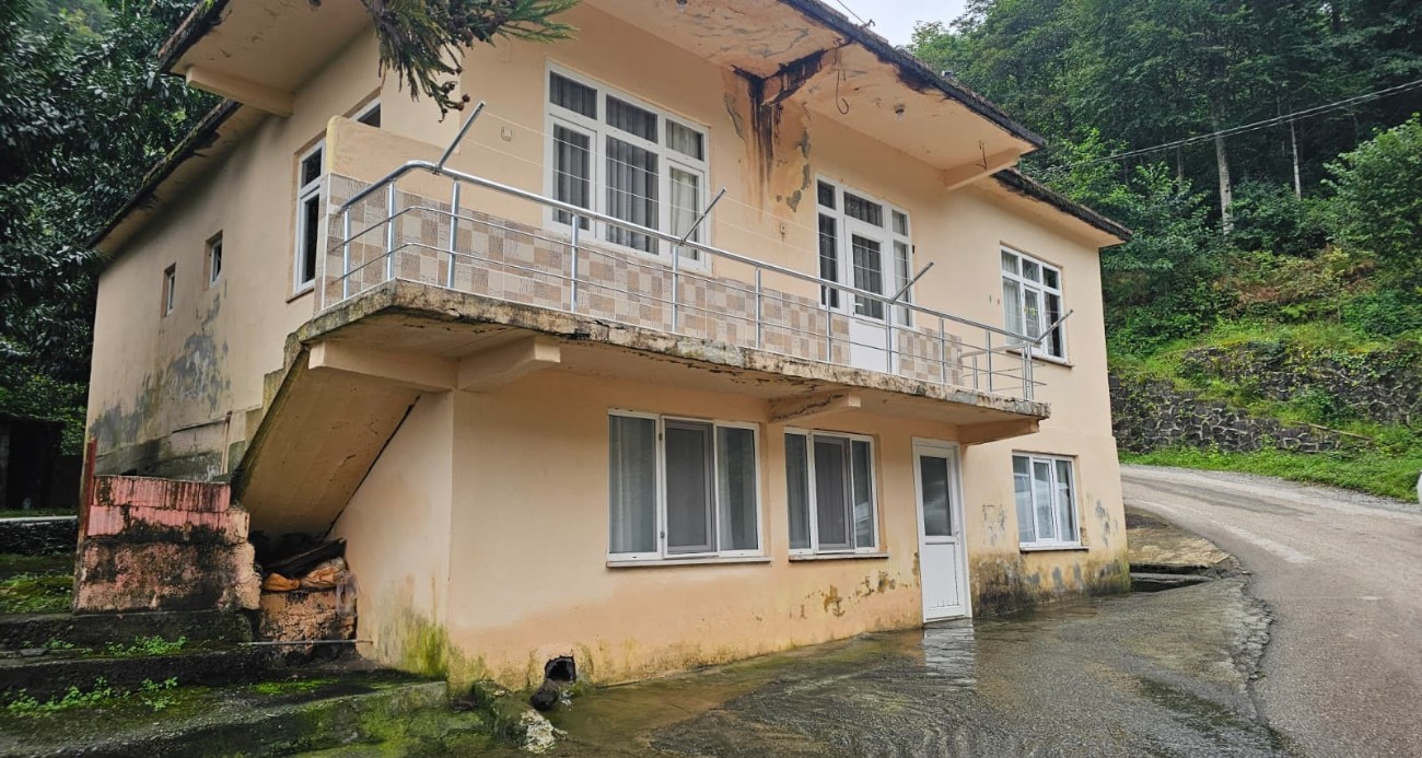 Artvin’de iki katlı evin altından çıkan su görenleri şaşkına çeviriyor