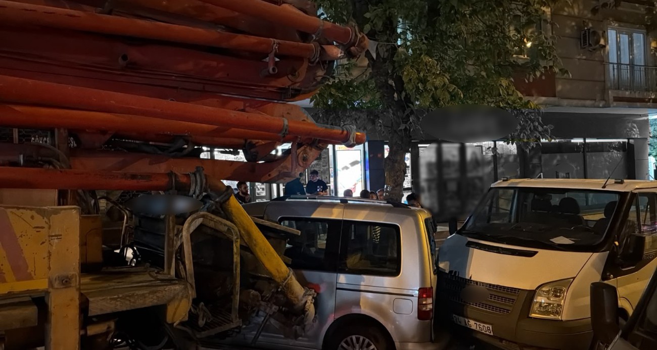 Avcılar’da el freni çekilmeyen beton pompası dehşet saçtı: 7 araç hasar aldı