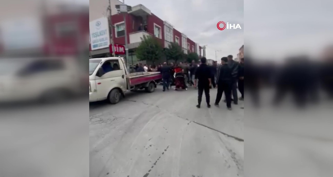 Avcılar’da tekmeli yumruklu kavga kamerada