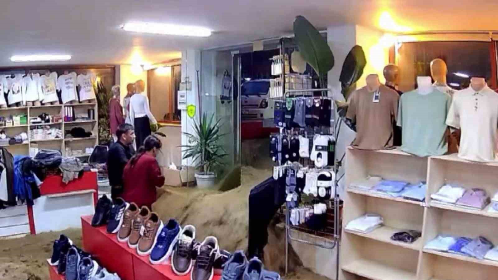 Ayazağa’da 20 yıllık mağaza sele teslim oldu: Suların mağazaya dolduğu anlar görüntülendi