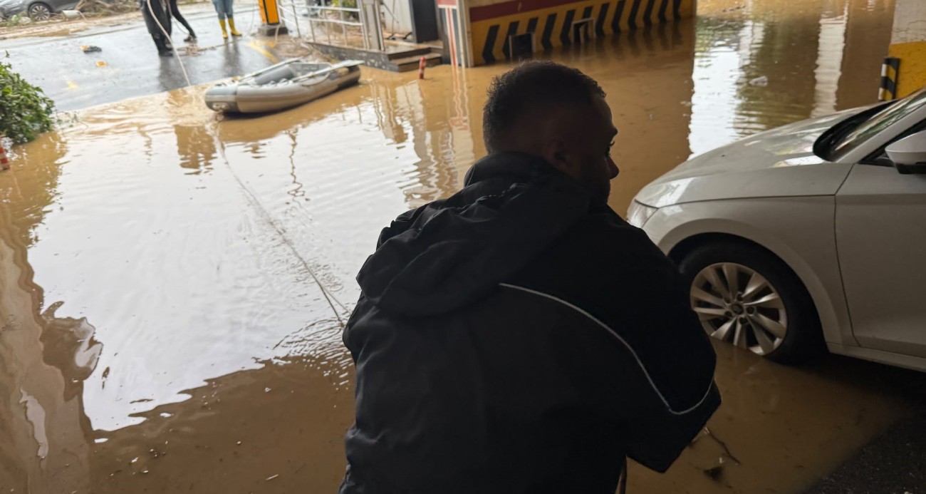 Ayazağa’da otoparkta mahsur kalan vatandaşlar şişme botlarla dışarıya çıkmaya çalıştı