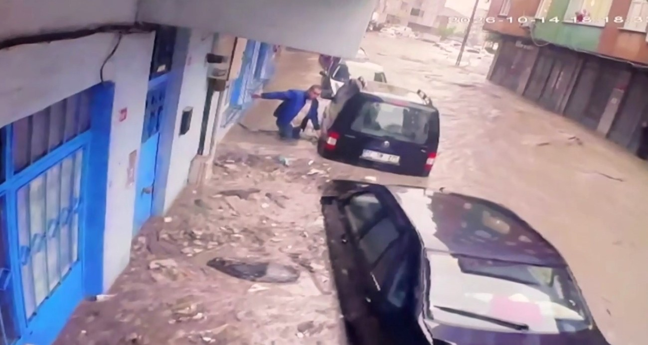 Ayazağa’da sel felaketinde araçların üst üste bindiği anlar görüntülendi