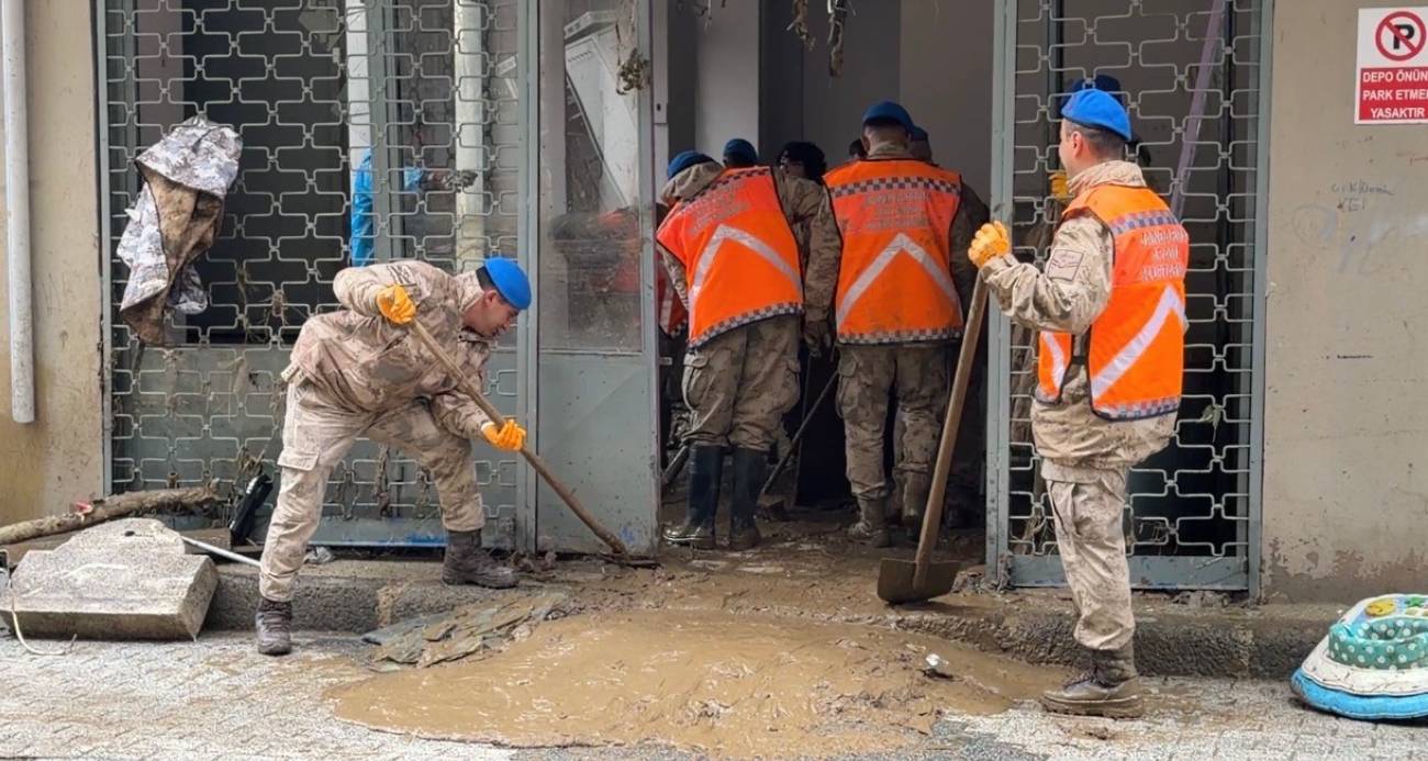 Ayazağa’da sel sonrası temizlik çalışmaları sürüyor: Jandarma ekipleri de destek veriyor