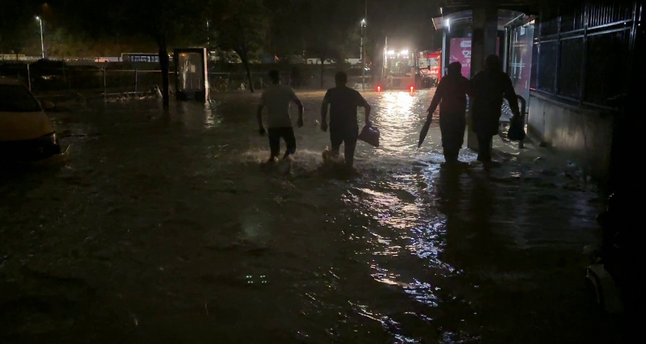 Ayazağa’da su baskınları ve elektrik kesintisi: Mahalleler karanlığa gömüldü