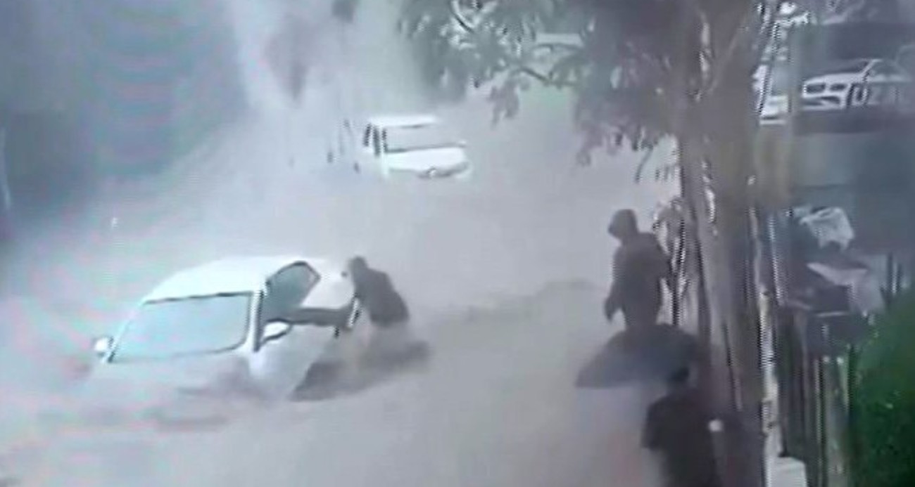 Ayazağa’daki sel felaketinde canını hiçe sayıp suya girdi: Araçta mahsur kalan sürücüyü ön camdan böyle kurtardı