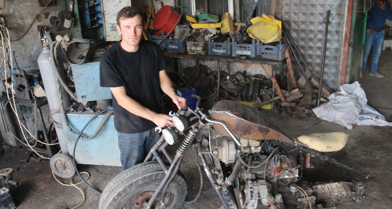 Babası ‘olmaz’ dedi o ikna etti, araba motorundan motosiklet yaptı