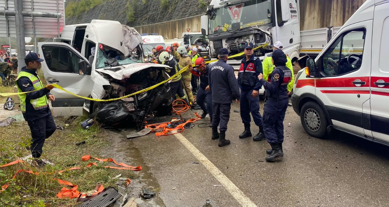 Bartın-Karabük yolunda tır ile minibüs çarpıştı: 1 ölü, 11 yaralı