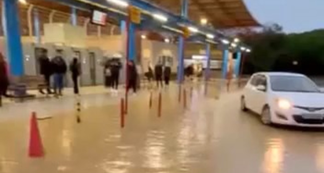 Başakşehir Olimpiyat Metro İstasyonu’nu su bastı vatandaşlar zor anlar yaşadı