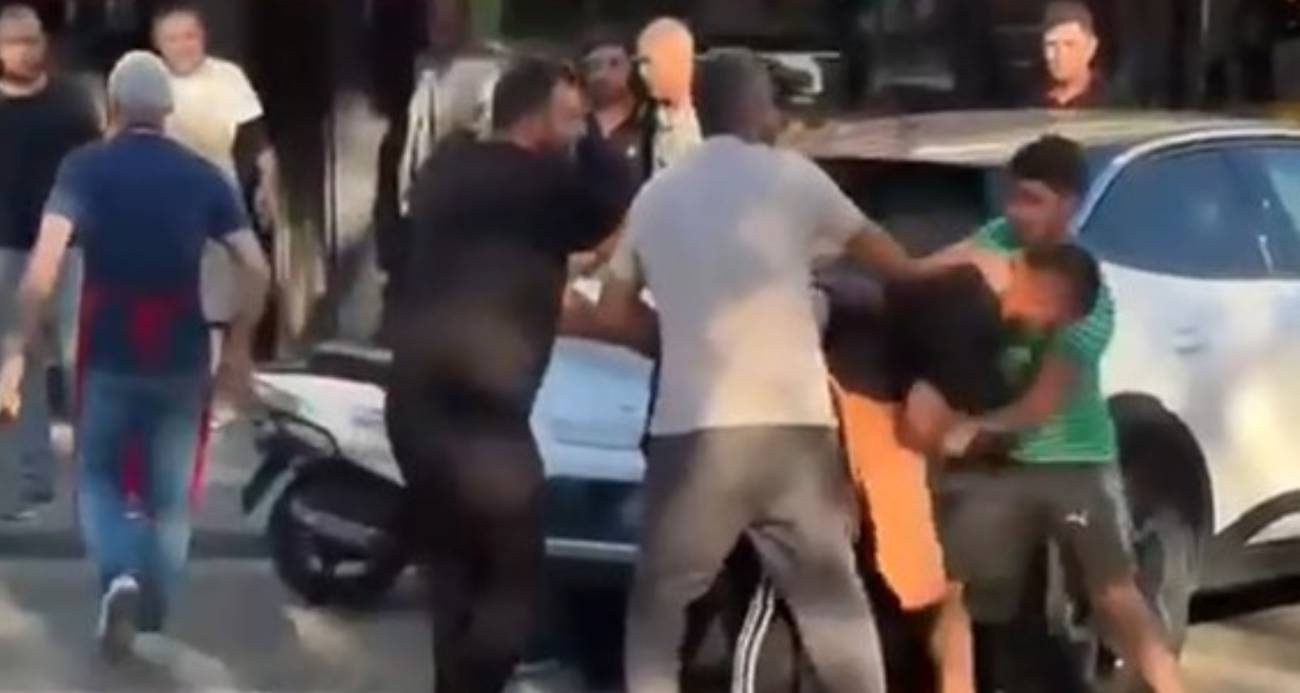 Başakşehir’de esnaf ile motosikletli kurye birbirine girdi: Önlüklerini çıkarmadan yumruklarla saldırdılar