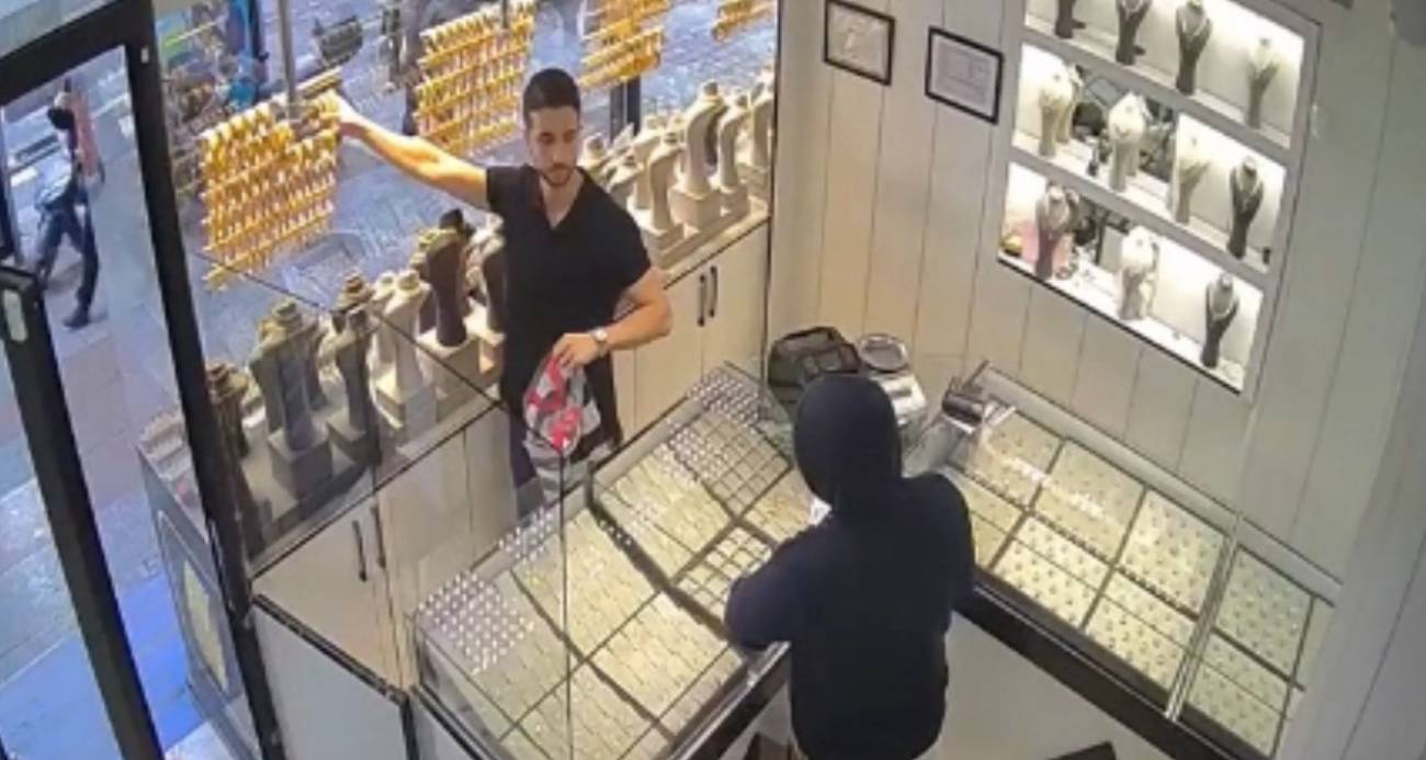 Bayrampaşa’da kuyumcuda bir garip soygun girişimi: Kuyumcuyu soyacaktı, tuzağa düştü, poşete imitasyon altın konuldu