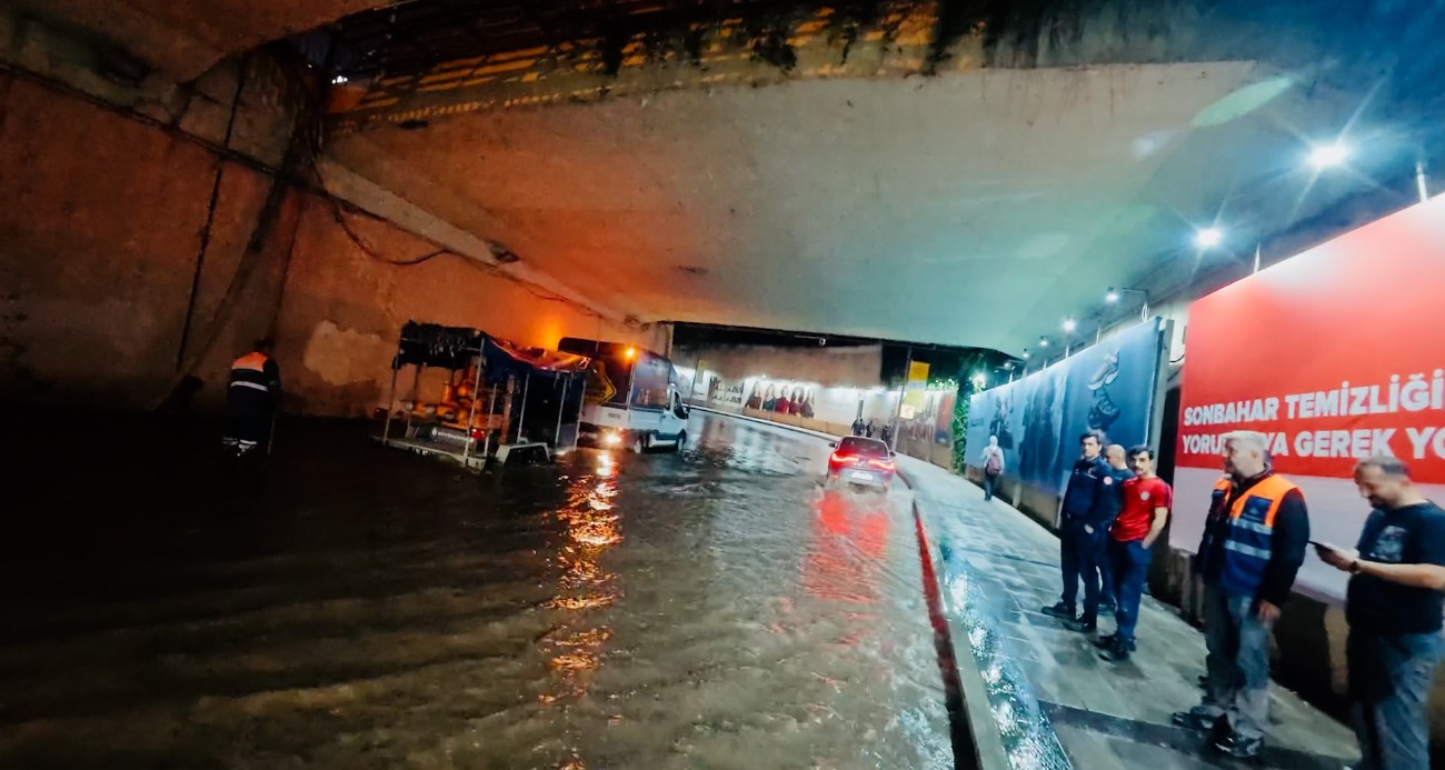 Beşiktaş Zincirlikuyu alt geçidini su bastı, Büyükdere Caddesi göle döndü
