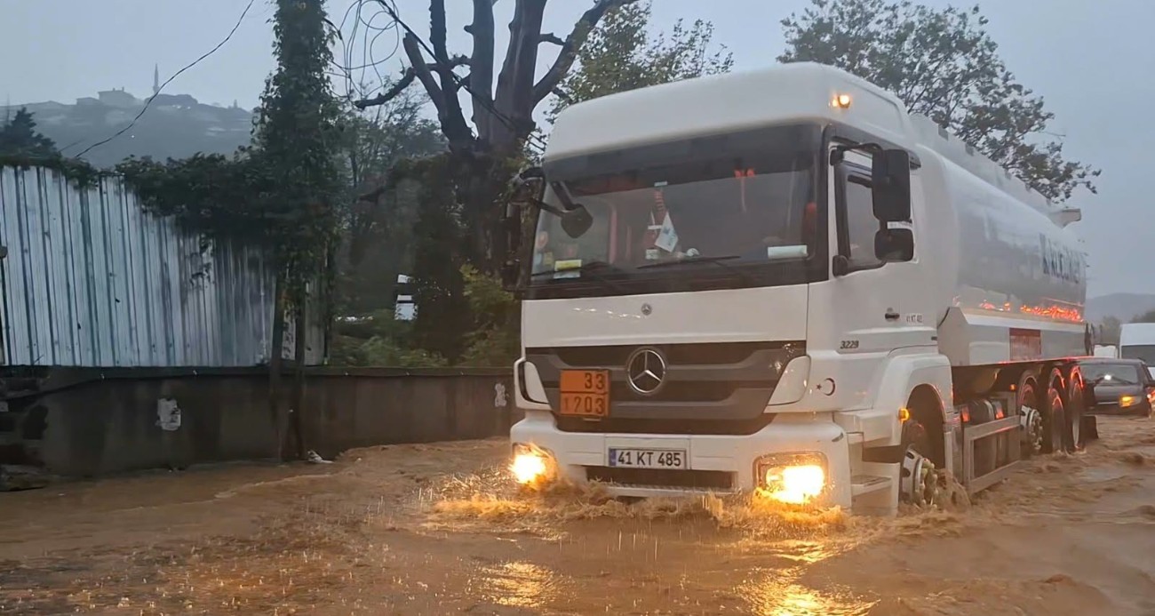 Beykoz’da şiddetli yağışta asfalt parçalandı: Çamurlu suya batan araçlar güçlükle ilerledi