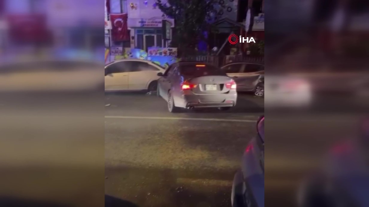Beylikdüzü’nde drift yapan sürücü park halindeki 3 otomobile çarpıp kaçtı