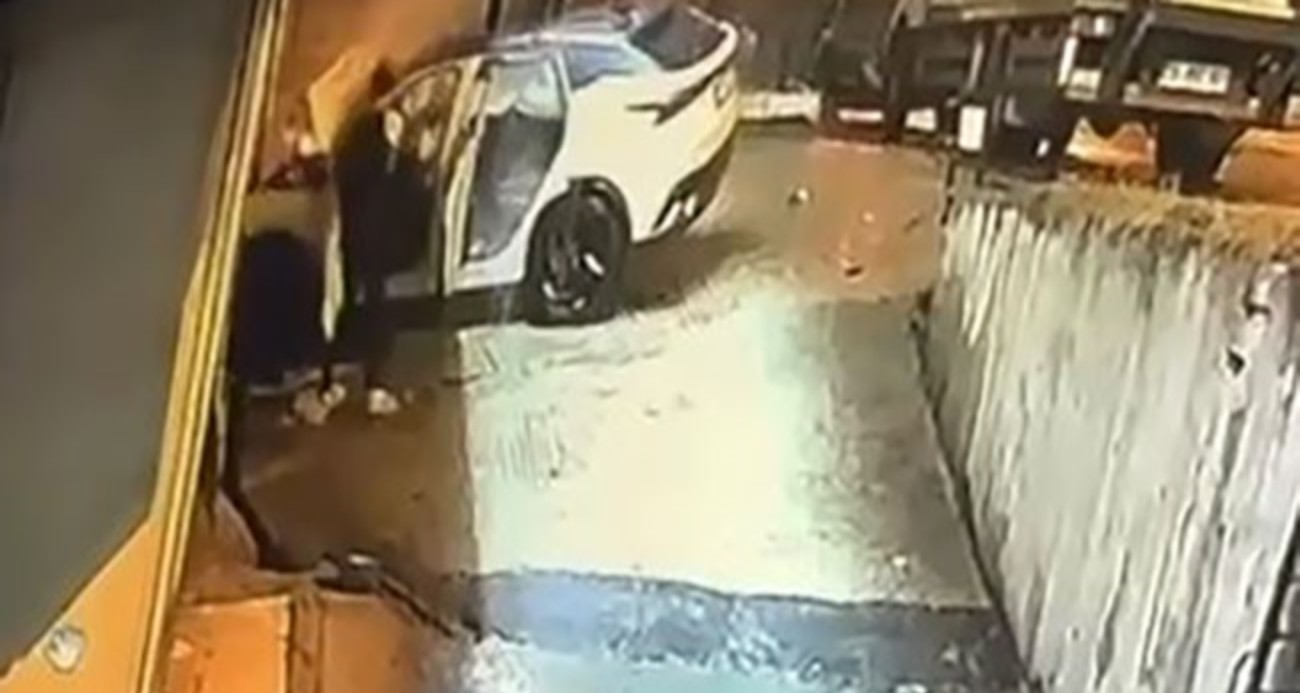 Beylikdüzü’nde feci kaza: Alev alan araçta mahsur kalan sürücüyü vatandaş kurtardı, o anlar kamerada