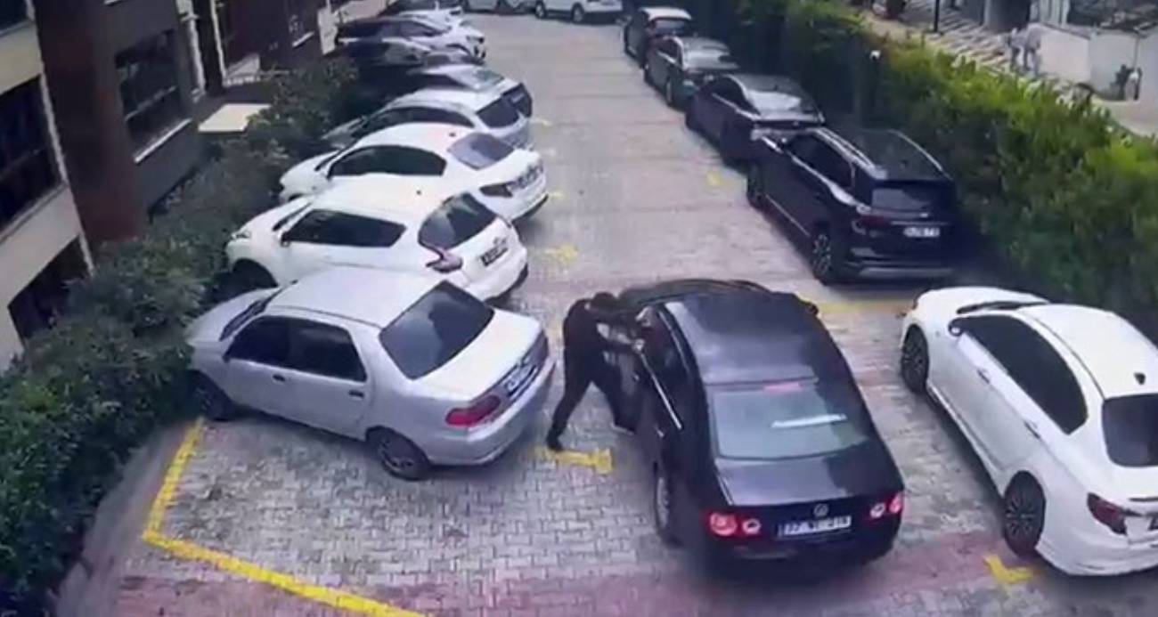 Beylikdüzü’nde sitede park yeri nedeniyle silahlı kavga çıktı, o anlar kamerada