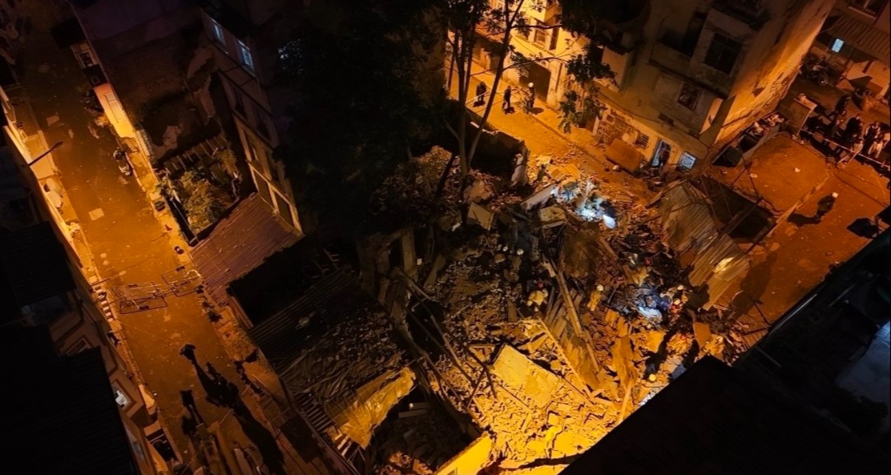 Beyoğlu’nda 5 katlı bina çöktü: Arama çalışmaları devam ediyor