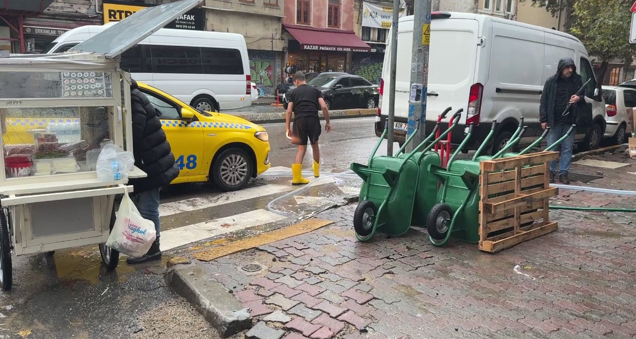 Beyoğlu’nda esnafın su baskınlarıyla mücadelesi: Akşam göle dönen yolu açtılar, sabah dükkanlarını temizlediler