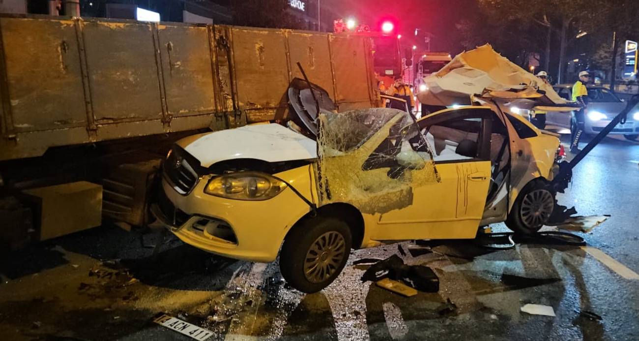 Beyoğlu’nda makas atan alkollü sürücü kamyonun altına girdi: 3 yaralı