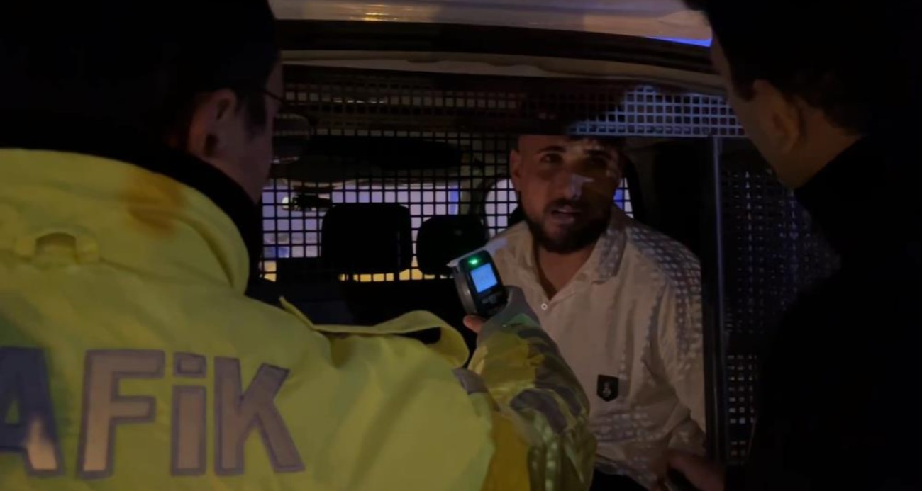 Bursa’da alkollü sürücü, polis uygulamasından kaçarken trafik lambasına çarptı