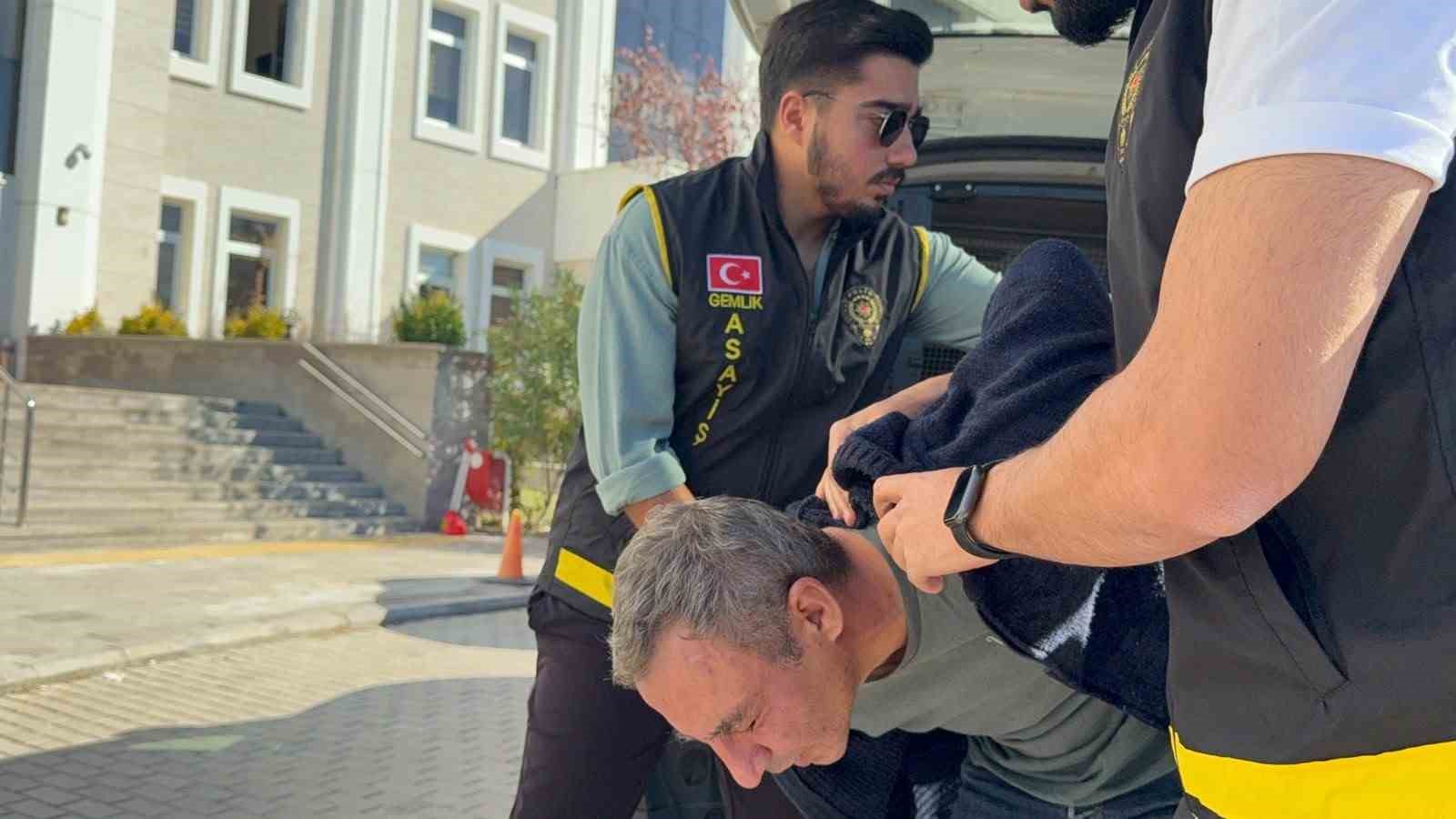 Bursa’da gürültü cinneti…Yaşlı çifti öldürdüğü öne sürülen komşu adliyeye sevk edildi