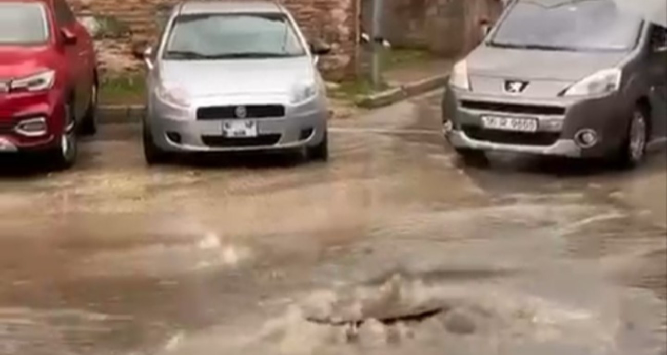 Bursa’da sağanak yağış hayatı olumsuz etkiledi: Pazar yerleri ve sokaklar göle döndü