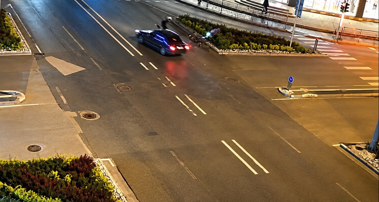 Çarptığı aracın camından içeri girmişti, o anlar kamerada