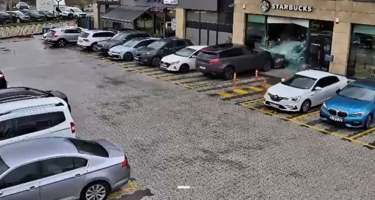 Çekmeköy’de kaza ucuz atlatıldı: Sürücüsünün kontrolünden çıkan cip kafeye daldı