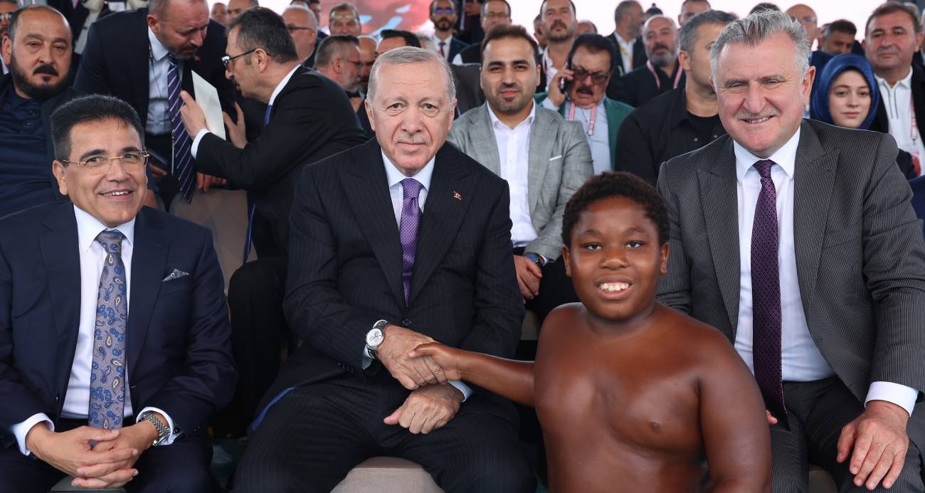 Cumhurbaşkanı Erdoğan’ın sohbet ettiği Tanzanyalı minik güreşçi, o anları anlattı