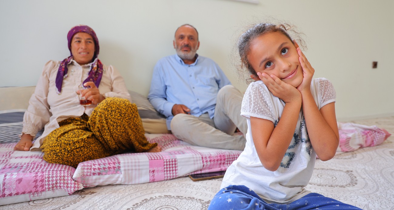 Depremzede aile yeni köy evinde hayata yeniden tutundu