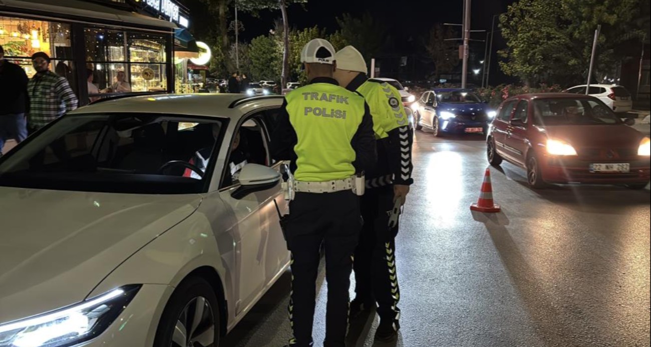 Edirne’de trafik denetiminde ehliyetinin süresinin dolduğunu öğrenen sürücü: “Güzel bir doğum günü hediyesi oldu”