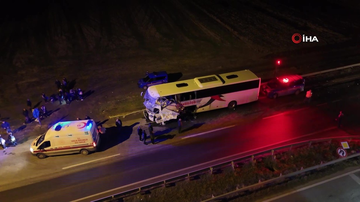 Edirne’de tur otobüsü nar yüklü tır ile çarpıştı: 10 yaralı