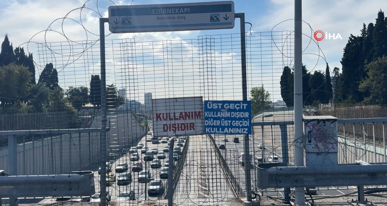 Edirnekapı Metrobüs durağında üst geçit çilesi: Geçici denildi, aylardır kapalı kaldı