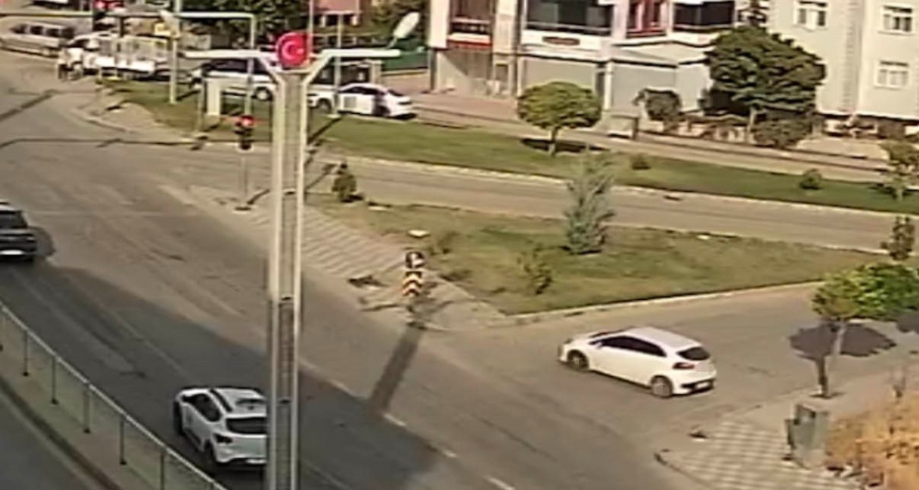 El freni çekilmeden bırakılan otomobil cadde boyu ilerleyip tarlaya uçtu