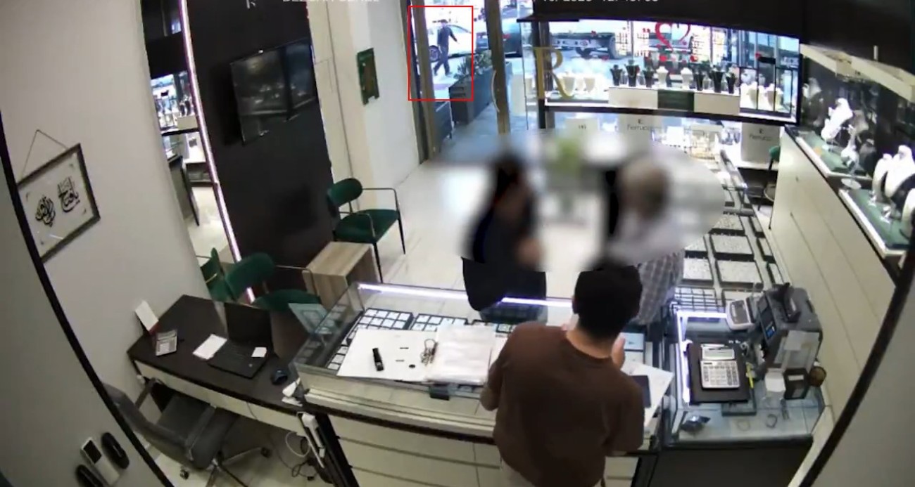 Esenyurt’ta kuyumcuya düzenlenen silahlı saldırının yeni görüntüsü ortaya çıktı