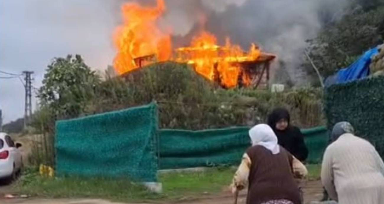 Ev yangınını gözyaşlarıyla izlediler
